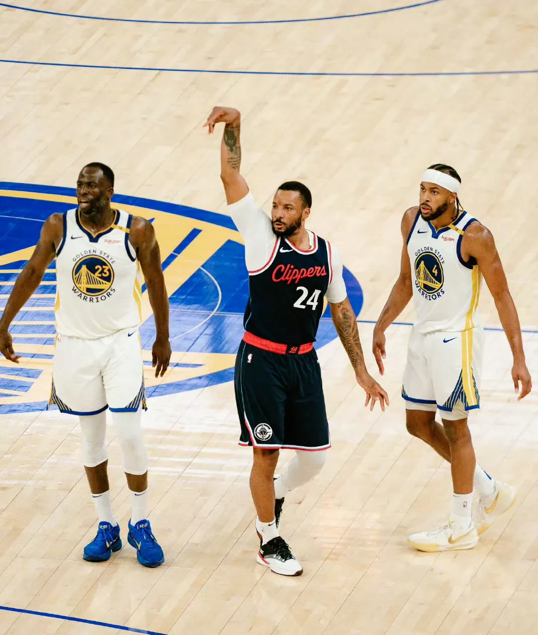 巴特勒与60激战曼联分钟,夺冠胜负难料!,蒂姆焦点对战全场沸腾不已 巴特勒与60激战曼联分钟,夺冠胜负难料!,蒂姆焦点对战全场沸腾不已